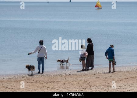 Gli abitanti di Loire-Atlantique approfittarono delle spiagge sulla costa tanto più che il sole era lì il 16 maggio 2020, sulla spiaggia di Saint-Nazaire, Francia il 6th° giorno di definement in Francia. I francesi hanno approfittato del loro primo fine settimana fuori dopo aver trascorso 8 settimane confinate alla loro casa a causa della crisi Coronavirus / Covid-19. Le uniche restrizioni che vengono ancora imposte loro sono di non lasciare più di 110 chilometri dalla loro casa e di rispettare i gesti di barriera per proteggersi da qualsiasi rischio di contaminazione. (Foto di Estelle Ruiz/NurPhoto) Foto Stock