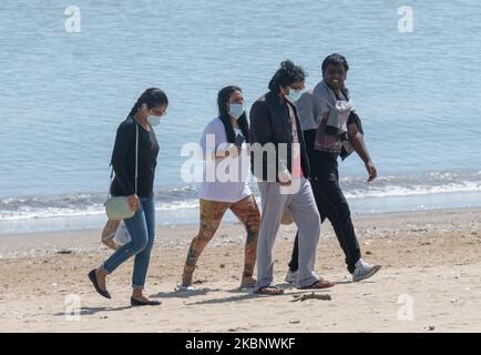 Gli abitanti di Loire-Atlantique approfittarono delle spiagge sulla costa tanto più che il sole era lì il 16 maggio 2020, sulla spiaggia di Saint-Nazaire, Francia il 6th° giorno di definement in Francia. I francesi hanno approfittato del loro primo fine settimana fuori dopo aver trascorso 8 settimane confinate alla loro casa a causa della crisi Coronavirus / Covid-19. Le uniche restrizioni che vengono ancora imposte loro sono di non lasciare più di 110 chilometri dalla loro casa e di rispettare i gesti di barriera per proteggersi da qualsiasi rischio di contaminazione. (Foto di Estelle Ruiz/NurPhoto) Foto Stock