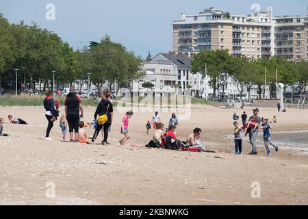 Gli abitanti di Loire-Atlantique approfittarono delle spiagge sulla costa tanto più che il sole era lì il 16 maggio 2020, sulla spiaggia di Saint-Nazaire, Francia il 6th° giorno di definement in Francia. I francesi hanno approfittato del loro primo fine settimana fuori dopo aver trascorso 8 settimane confinate alla loro casa a causa della crisi Coronavirus / Covid-19. Le uniche restrizioni che vengono ancora imposte loro sono di non lasciare più di 110 chilometri dalla loro casa e di rispettare i gesti di barriera per proteggersi da qualsiasi rischio di contaminazione. (Foto di Estelle Ruiz/NurPhoto) Foto Stock