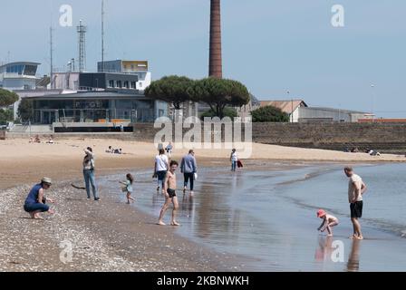 Gli abitanti di Loire-Atlantique approfittarono delle spiagge sulla costa tanto più che il sole era lì il 16 maggio 2020, sulla spiaggia di Saint-Nazaire, Francia il 6th° giorno di definement in Francia. I francesi hanno approfittato del loro primo fine settimana fuori dopo aver trascorso 8 settimane confinate alla loro casa a causa della crisi Coronavirus / Covid-19. Le uniche restrizioni che vengono ancora imposte loro sono di non lasciare più di 110 chilometri dalla loro casa e di rispettare i gesti di barriera per proteggersi da qualsiasi rischio di contaminazione. (Foto di Estelle Ruiz/NurPhoto) Foto Stock