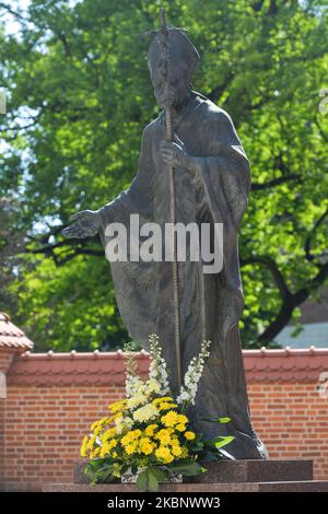 Una statua di Jean Paolo II fuori dalla Cattedrale di Wawel a Cracovia. Karol Wojtyla, 18 maggio 1920 1978 – 2 2005 aprile 2005, è stato un . Prima, dal 1964 al 1974, fu arcivescovo di Cracovia. Sabato 16 maggio 2020 a Cracovia, Polonia. (Foto di Artur Widak/NurPhoto) Foto Stock