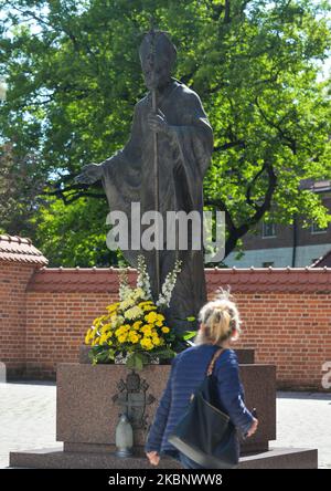 Una statua di Jean Paolo II fuori dalla Cattedrale di Wawel a Cracovia. Karol Wojtyla, 18 maggio 1920 1978 – 2 2005 aprile 2005, è stato un . Prima, dal 1964 al 1974, fu arcivescovo di Cracovia. Sabato 16 maggio 2020 a Cracovia, Polonia. (Foto di Artur Widak/NurPhoto) Foto Stock