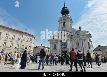 Le persone che seguono la messa, guidata dall'Arcivescovo di Cracovia, Marek Jedraszewski, visto fuori dalla Basilica della Presentazione della Beata Vergine Maria, a Wadowice, luogo di nascita di Karol Wojtyla, alla vigilia del 100th° compleanno del Papa. Domenica 17 maggio 2020, a Wadowice, Voivodato della Polonia minore, Polonia. (Foto di Artur Widak/NurPhoto) Foto Stock