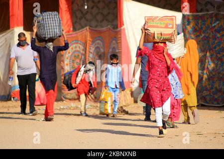 Persone che vanno per lo screening termico prima di salire a bordo di un treno per Utttar Pradesh alla stazione ferroviaria di Ajmer, durante un blocco imposto dal governo a livello nazionale come misura preventiva contro il coronavirus, in Ajmer, Rajasthan, India il 17 maggio 2020. (Foto di Himanshu Sharma/NurPhoto) Foto Stock