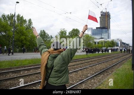 Un gesto dimostrativo alla polizia durante una protesta anti-governativa a Varsavia, Polonia, il 16 maggio 2020. Diversi gruppi sociali ed economici hanno preso la strada per mostrare indignazione nei confronti del partito al governo PIS (Law & Justice) e per protestare contro la sua illegalità, le restrizioni dei diritti civili e la mancanza di sostegno economico alle imprese, soprattutto durante la pandemia del Covid-19. (Foto di Aleksander Kalka/NurPhoto) Foto Stock