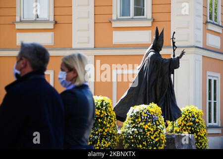 Monumento di Giovanni Paolo II di fronte alla Basilica della Presentazione della Beata Vergine Maria a Wadowice, Polonia, il 17 maggio 2020. Wadowice, una piccola città vicino a Cracovia, è il luogo di nascita di Karol Wojtyla, il futuro Papa Giovanni Paolo II (Foto di Beata Zawrzel/NurPhoto) Foto Stock