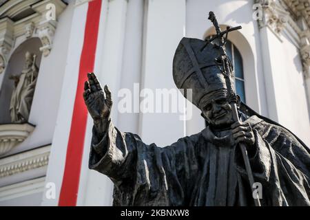 Monumento di Giovanni Paolo II di fronte alla Basilica della Presentazione della Beata Vergine Maria a Wadowice, Polonia, il 17 maggio 2020. Wadowice, una piccola città vicino a Cracovia, è il luogo di nascita di Karol Wojtyla, il futuro Papa Giovanni Paolo II (Foto di Beata Zawrzel/NurPhoto) Foto Stock