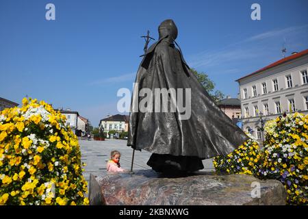 Monumento di Giovanni Paolo II di fronte alla Basilica della Presentazione della Beata Vergine Maria a Wadowice, Polonia, il 17 maggio 2020. Wadowice, una piccola città vicino a Cracovia, è il luogo di nascita di Karol Wojtyla, il futuro Papa Giovanni Paolo II (Foto di Beata Zawrzel/NurPhoto) Foto Stock