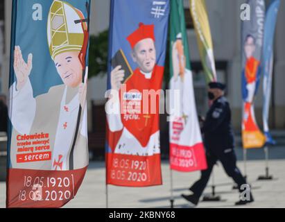 Striscioni con immagini di Papa Giovanni Paolo II visti in Piazza Jean Paolo II nel centro di Wadowice. Domenica 17 maggio 2020, a Wadowice, Voivodato della Polonia minore, Polonia. (Foto di Artur Widak/NurPhoto) Foto Stock