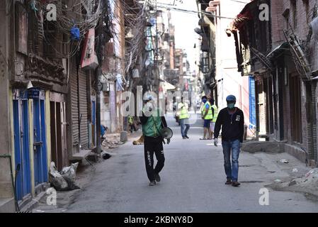 Volontari locali che parlano in microfono per strada circa la precauzione durante il blocco in corso a livello nazionale come preoccupazioni circa la diffusione del virus Corona (COVID-19) a Kathmandu, Nepal Domenica, 17 maggio 2020. (Foto di Narayan Maharjan/NurPhoto) Foto Stock