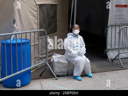 Un operaio di prima linea prende una pausa al di fuori del New York-Presbyterian Lower Manhattan Hospital in mezzo a una nuova pandemia di coronavirus COVID-19 il 5 maggio 2020 a New York City. (Foto di Selcuk Acar/NurPhoto) Foto Stock