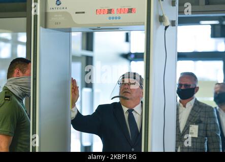 Andrzej Adamczyk (Centro), Ministro delle infrastrutture, ha visto testare una nuova macchina che rileva la temperatura corporea installata presso l'aeroporto internazionale John Paul II di Cracovia-Balice. Andrzej Adamczyk, Ministro delle infrastrutture, Piotr Cwik, Lesser Poland Voivode e Witold Kozlowski, Maresciallo della Lesser Poland Voivodato hanno partecipato alla firma del contratto per l'estensione del grembiule aereo con partner locali. Lunedì 18 maggio 2020, presso l'aeroporto internazionale Giovanni Paolo II di Cracovia-Balice, Cracovia, Polonia. (Foto di Artur Widak/NurPhoto) Foto Stock