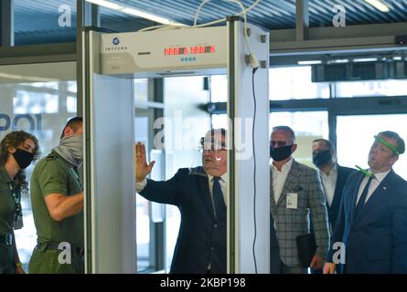 Andrzej Adamczyk (Centro), Ministro delle infrastrutture, ha visto testare una nuova macchina che rileva la temperatura corporea installata presso l'aeroporto internazionale John Paul II di Cracovia-Balice. Andrzej Adamczyk, Ministro delle infrastrutture, Piotr Cwik, Lesser Poland Voivode e Witold Kozlowski, Maresciallo della Lesser Poland Voivodato hanno partecipato alla firma del contratto per l'estensione del grembiule aereo con partner locali. Lunedì 18 maggio 2020, presso l'aeroporto internazionale Giovanni Paolo II di Cracovia-Balice, Cracovia, Polonia. (Foto di Artur Widak/NurPhoto) Foto Stock