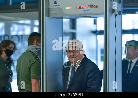 Andrzej Adamczyk (Centro), Ministro delle infrastrutture, ha visto testare una nuova macchina che rileva la temperatura corporea installata presso l'aeroporto internazionale John Paul II di Cracovia-Balice. Andrzej Adamczyk, Ministro delle infrastrutture, Piotr Cwik, Lesser Poland Voivode e Witold Kozlowski, Maresciallo della Lesser Poland Voivodato hanno partecipato alla firma del contratto per l'estensione del grembiule aereo con partner locali. Lunedì 18 maggio 2020, presso l'aeroporto internazionale Giovanni Paolo II di Cracovia-Balice, Cracovia, Polonia. (Foto di Artur Widak/NurPhoto) Foto Stock