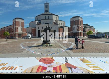 Una vista generale del Centro Giovanni Paolo II a Cracovia-Lagiewniki. Il presidente polacco Andrzej Duda, il polacco PM Mateusz Mazowiecki, i membri del governo polacco, Jaroslaw Kaczynski, il presidente della parte politica di diritto e giustizia, i politici locali e invitati hanno partecipato ad una speciale messa dedicata a Papa Giovanni Paolo II, il 100th° anniversario della sua nascita, tutti a porte chiuse. Lunedì 18 maggio 2020, presso il Centro Giovanni Paolo II, Cracovia, Polonia. (Foto di Artur Widak/NurPhoto) Foto Stock