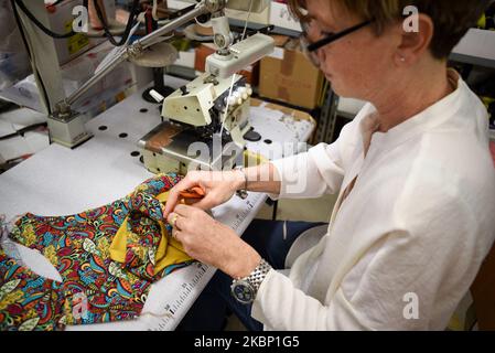 Tiziana lavora su un modello trikini nel suo atelier a conduzione familiare. Con sede a Falconara Marittima, nei pressi di Ancona, Tiziana ha progettato il trikini, creando maschere per abbinarlo al bikini, adattandosi all'emergenza coronavirus. Falconara, Italia, 15 maggio 2020. (Foto di Andrea Savorani Neri/NurPhoto) Foto Stock