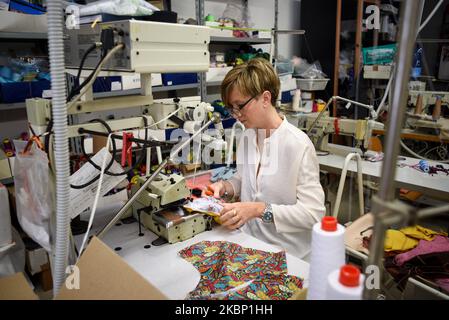 Tiziana lavora su un modello trikini nel suo atelier a conduzione familiare. Con sede a Falconara Marittima, nei pressi di Ancona, Tiziana ha progettato il trikini, creando maschere per abbinarlo al bikini, adattandosi all'emergenza coronavirus. Falconara, Italia, 15 maggio 2020. (Foto di Andrea Savorani Neri/NurPhoto) Foto Stock