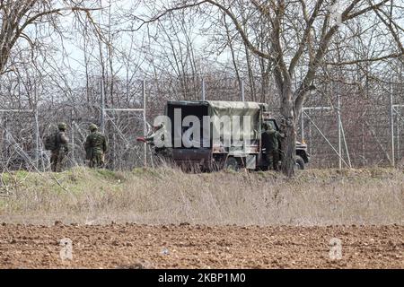 Le forze armate greche riparano con filo spinato la recinzione per impedire l’ingresso illegale dei migranti. I gruppi di migranti al valico di frontiera di Pazarkule e Kastanies erano costituiti principalmente da persone provenienti dall'Afghanistan che sono bloccate tra i confini greci e turchi, ai confini di Kastanies che attraversano la Grecia e Pazarkule vicino a Edirne in Turchia, nella zona neutrale. I migranti e i rifugiati stanno cercando di entrare in Europa attraverso la Grecia. I richiedenti asilo protestano e lanciano pietre e gas lacrimogeni verso le forze di sicurezza greche, la polizia e l'esercito che rispondono con gas lacrimogeni e granate flash. . La Turchia ha annunciato che lo farà Foto Stock