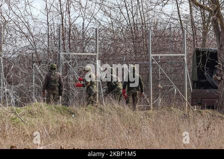 Le forze armate greche riparano con filo spinato la recinzione per impedire l’ingresso illegale dei migranti. I gruppi di migranti al valico di frontiera di Pazarkule e Kastanies erano costituiti principalmente da persone provenienti dall'Afghanistan che sono bloccate tra i confini greci e turchi, ai confini di Kastanies che attraversano la Grecia e Pazarkule vicino a Edirne in Turchia, nella zona neutrale. I migranti e i rifugiati stanno cercando di entrare in Europa attraverso la Grecia. I richiedenti asilo protestano e lanciano pietre e gas lacrimogeni verso le forze di sicurezza greche, la polizia e l'esercito che rispondono con gas lacrimogeni e granate flash. . La Turchia ha annunciato che lo farà Foto Stock