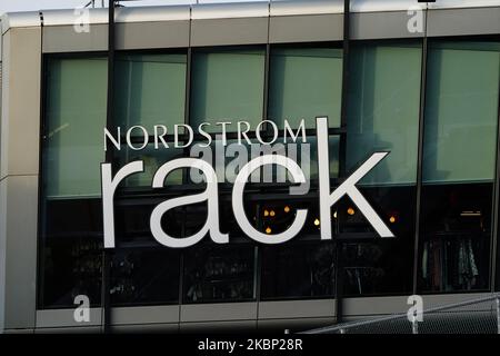 Una vista di un Nordstrom rack Outlet Store a Staten Island con il ponte Verrazano-Narrows sul backgroud durante la pandemia di coronavirus il 19 maggio 2020 a Borough of Staten Island a New York City. Il COVID-19 si è diffuso nella maggior parte dei paesi del mondo, mietendo oltre 316.000 vittime e riportando oltre 4,8 milioni di infezioni. (Foto di John Nacion/NurPhoto) Foto Stock