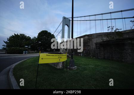 Una vista del Ponte Verrazano-Narrows durante la pandemia di coronavirus il 18 maggio 2020, come visto da Borough of Staten Island a New York City. Il COVID-19 si è diffuso nella maggior parte dei paesi del mondo, mietendo oltre 316.000 vittime e riportando oltre 4,8 milioni di infezioni. (Foto di John Nacion/NurPhoto) Foto Stock