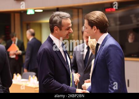 Sebastian Kurz, il Cancelliere federale austriaco, ha parlato con il primo ministro greco Kyriakos Mitsotakis alla Tavola rotonda del Consiglio europeo del 20 febbraio 2020 a Bruxelles, Belgio. Sebastian Kurz partecipa all'EUCO per i negoziati sul quadro finanziario di bilancio a lungo termine dell'UE per il 2021-2027 in occasione di un Consiglio europeo straordinario, vertice SULL'EURO, riunione dei leader dell'UE a Bruxelles (Belgio). (Foto di Nicolas Economou/NurPhoto) Foto Stock