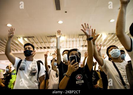 I manifestanti cantano lo slogan pro-democrazia "cinque pretese non una meno” durante una protesta il giorno della mamma all'interno di Harbour City Plaza, Tsim Sha Tsui, Kowloon, Hong Kong il 10th maggio 2020. (Foto di Tommy Walker/NurPhoto) Foto Stock