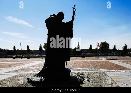 Una statua di Papa Giovanni Paolo II è vista fuori dal Centro Giovanni Paolo II a Cracovia-Lagiewniki durante la celebrazione del 100th° anniversario della nascita di Papa Giovanni Paolo II. Il 18 maggio 2020 a Cracovia, Polonia. (Foto di Beata Zawrzel/NurPhoto) Foto Stock