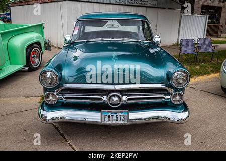 Des Moines, IA - 01 luglio 2022: Vista frontale in prospettiva di una berlina 2 porte Ford Customline del 1952 ad una fiera automobilistica locale. Foto Stock