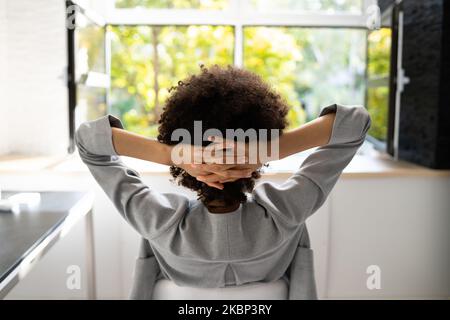 Apri finestra in Office. Respirare aria fresca e rilassarsi Foto Stock