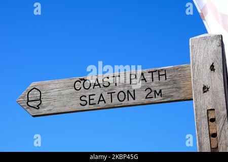 Cartello in legno per Seaton contro un cielo blu, Beer, Devon, UK, Europa, Foto Stock