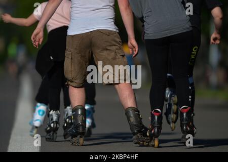 Le persone che si divertono a fare il rollerblade nel parco di Blonia, a Cracovia. Dal maggio 18th è iniziata la terza fase di scongelamento dell’economia e di allentamento delle restrizioni. Comprende l'apertura di saloni di bellezza, ristoranti, bar e caffè. Sempre più persone sentono di nuovo le strade di Cracovia. Tuttavia, ieri ha avuto il terzo più alto numero di nuovi casi di coronavirus, con 470. Il Ministero della Salute ha riferito oggi 404 nuovi casi e 10 morti, aumentando il numero totale a 20.143 persone infette, 972 morti e 8.452 guarite. Mercoledì 13 maggio 2020 a Cracovia, Polonia. (Foto di Artur Widak/NurPhoto) Foto Stock