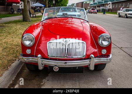 Des Moines, IA - 01 luglio 2022: Vista frontale in prospettiva di un MGA 1500 Roadster 1957 in occasione di una fiera automobilistica locale. Foto Stock