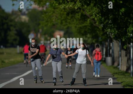 Persone che camminano e che si divertano attività sportive nel Parco Blonia, a Cracovia. Dal maggio 18th è iniziata la terza fase di scongelamento dell’economia e di allentamento delle restrizioni. Comprende l'apertura di saloni di bellezza, ristoranti, bar e caffè. Sempre più persone sentono di nuovo le strade di Cracovia. Tuttavia, ieri ha avuto il terzo più alto numero di nuovi casi di coronavirus, con 470. Il Ministero della Salute ha riferito oggi 404 nuovi casi e 10 morti, aumentando il numero totale a 20.143 persone infette, 972 morti e 8.452 guarite. Mercoledì 13 maggio 2020 a Cracovia, Polonia. (Foto di Artur Widak/NurPh Foto Stock