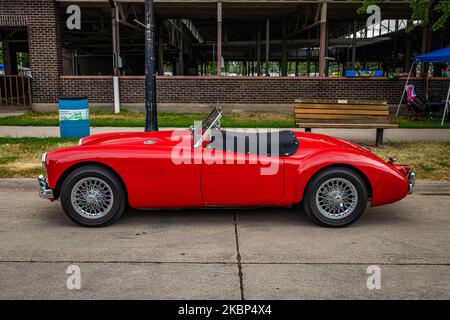 Des Moines, IA - 01 luglio 2022: Vista laterale in prospettiva alta di un roadster MGA 1500 1957 in occasione di una fiera automobilistica locale. Foto Stock