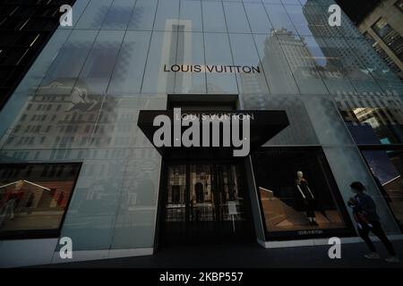 Una vista della boutique Louis Vuitton durante la pandemia di coronavirus il 20 maggio 2020 in 5th Ave., New York City. Il COVID-19 si è diffuso nella maggior parte dei paesi del mondo, mietendo oltre 316.000 vittime e riportando oltre 4,8 milioni di infezioni. (Foto di John Nacion/NurPhoto) Foto Stock