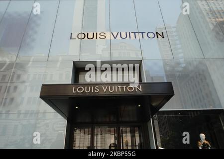 Una vista della boutique Louis Vuitton durante la pandemia di coronavirus il 20 maggio 2020 in 5th Ave., New York City. Il COVID-19 si è diffuso nella maggior parte dei paesi del mondo, mietendo oltre 316.000 vittime e riportando oltre 4,8 milioni di infezioni. (Foto di John Nacion/NurPhoto) Foto Stock