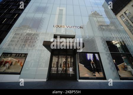 Una vista della boutique Louis Vuitton durante la pandemia di coronavirus il 20 maggio 2020 in 5th Ave., New York City. Il COVID-19 si è diffuso nella maggior parte dei paesi del mondo, mietendo oltre 316.000 vittime e riportando oltre 4,8 milioni di infezioni. (Foto di John Nacion/NurPhoto) Foto Stock