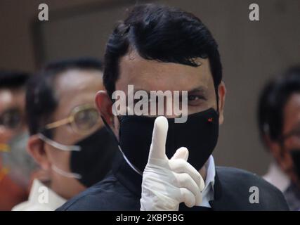 Il leader del Bharatiya Janata Party (BJP) Devendra Fadnavis parla durante una protesta contro la gestione della situazione del COVID-19 da parte del governo statale, al di fuori della sede del partito il 22 maggio 2020 a Mumbai, India. (Foto di Himanshu Bhatt/NurPhoto) Foto Stock