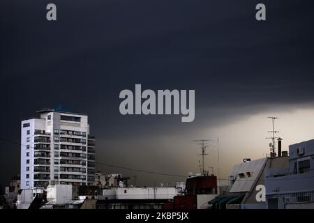 Tempesta nel mezzo della quarantena obbligatoria a Buenos Aires, Argentina il 20 maggio 2020 (Foto di Carol Smiljan/NurPhoto) Foto Stock