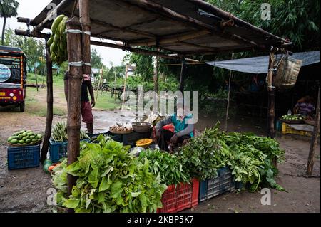 A causa del devastante ciclone Amphan, un mercato è stato danni a Tehatta, Bengala Occidentale, India il 21 maggio 2020. Il potente ciclone Amphan si schiamò nella regione costiera di Odisha e Bengala Occidentale il 20 maggio. La velocità registrata è stata di circa 155-165 km/h. (Foto di Soumyabrata Roy/NurPhoto) Foto Stock