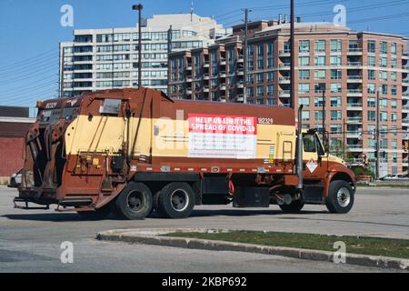 Firmi su un camion di spazzatura che descrive le regole per proteggere gli operai di igiene dal coronavirus nuovo (COVID-19) a Toronto, Ontario, Canada il 21 maggio 2020. (Foto di Creative Touch Imaging Ltd./NurPhoto) Foto Stock