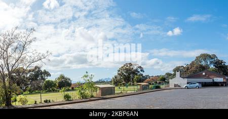 DURBANVILLE, SUD AFRICA - 12 SETTEMBRE 2022: Una scena di strada, con il club di bowling Durbanville, a Durbanville nella zona metroplitana di Città del Capo Foto Stock