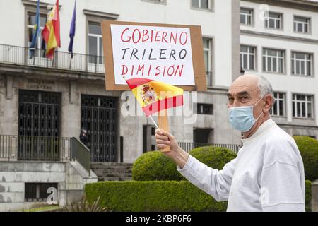 I sostenitori di estrema destra della VOX protestano contro la gestione della crisi COVID-19 da parte del governo di Pedro Sanchez il 23 maggio 2020 a Oviedo, Spagna. Il partito politico di destra Vox ha tenuto questo sabato alle 12, un invito a manifestare nelle principali capitali della Spagna a causa dell'ondata di indignazione nei confronti del governo per la gestione della crisi del coronavirus e dello stato di allarme, È in fase di incubazione da marzo e si riflette in modo drammatico nell'elevato numero di morti e infezioni, nei presunti errori commessi e nelle preoccupanti conseguenze economiche e occupazionali. (Foto di Alvaro Fuente/Nur Foto Stock