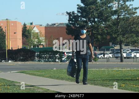 Uomo che indossa una maschera facciale per proteggerlo dal romanzo coronavirus (COVID-19) a Toronto, Ontario, Canada il 21 maggio 2020. (Foto di Creative Touch Imaging Ltd./NurPhoto) Foto Stock