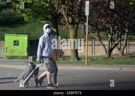 Le persone che indossano maschere facciali per proteggerle dal nuovo coronavirus (COVID-19) mentre camminano a Toronto, Ontario, Canada il 21 maggio 2020. (Foto di Creative Touch Imaging Ltd./NurPhoto) Foto Stock
