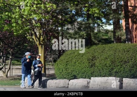 Le persone che indossano maschere facciali per proteggerle dal nuovo coronavirus (COVID-19) mentre camminano a Toronto, Ontario, Canada il 21 maggio 2020. (Foto di Creative Touch Imaging Ltd./NurPhoto) Foto Stock