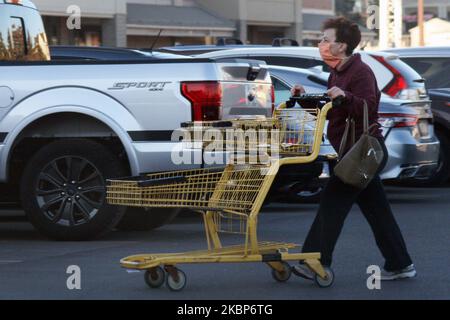 Donna che indossa una maschera facciale per proteggerla dal romanzo coronavirus (COVID-19) a Toronto, Ontario, Canada il 21 maggio 2020. (Foto di Creative Touch Imaging Ltd./NurPhoto) Foto Stock