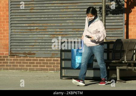 Donna che indossa una maschera facciale per proteggerla dal romanzo coronavirus (COVID-19) a Toronto, Ontario, Canada il 21 maggio 2020. (Foto di Creative Touch Imaging Ltd./NurPhoto) Foto Stock