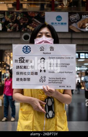 UN dipendente DEL TRA in possesso di un cartello per ricordare che i manifestanti non hanno l'allontanamento sociale e indossano maschere durante un'azione di protesta sit-in a Taipei Main Station il 23 maggio 2020 a Tapei, Taiwan. (Foto di Jose Lopes Amaral/NurPhoto) Foto Stock